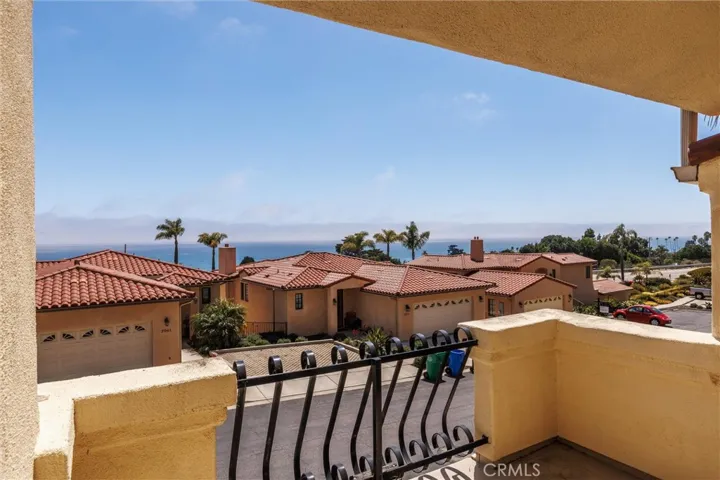 Big west views of ocean.