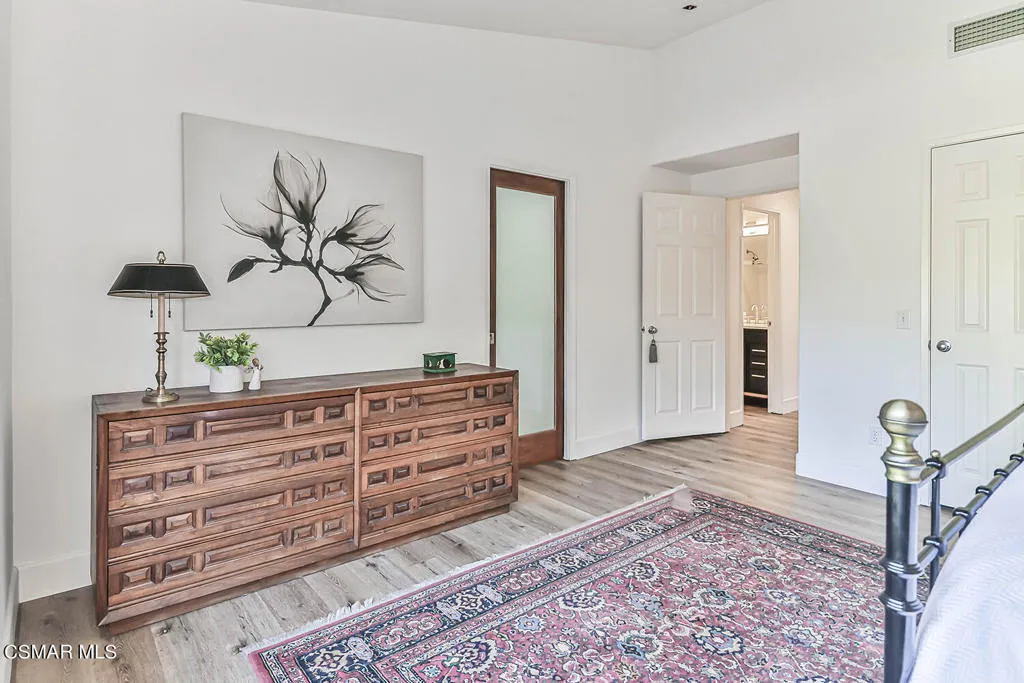 gMain Bedroom Suite3