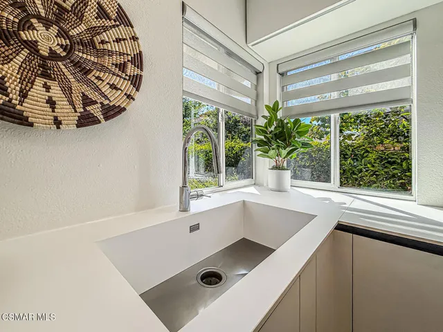 bLiving Dining and Kitchen9