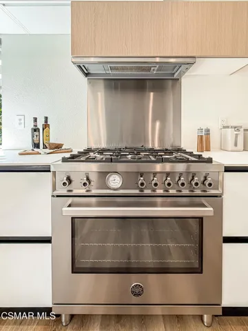 bLiving Dining and Kitchen8