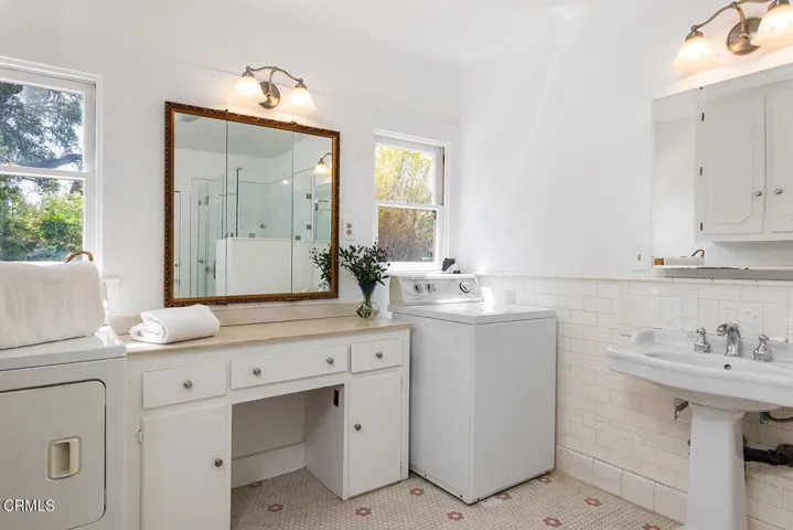 1045 New York Dr 040-mls