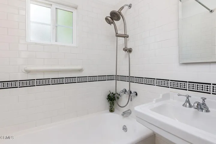 1045 New York Dr 043-mls