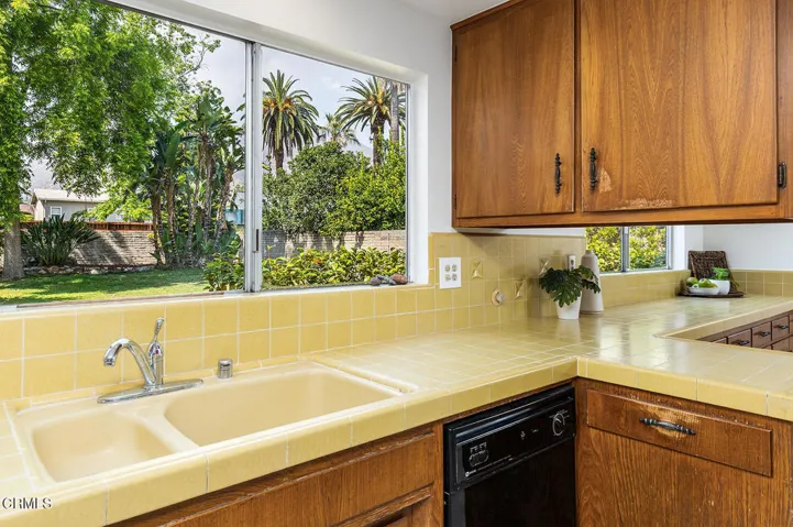 1045 New York Dr 034-mls