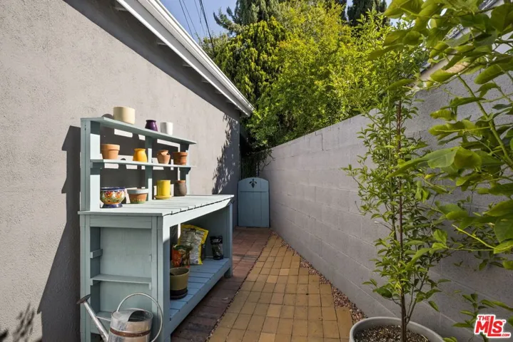 6237 Belmar Avenue, Tarzana, California 91335