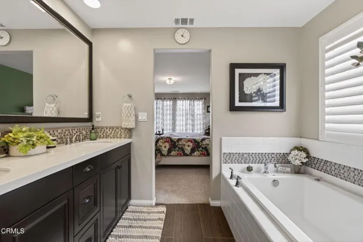 46-web-or-mls-UpmarketMedia-672Xan-136