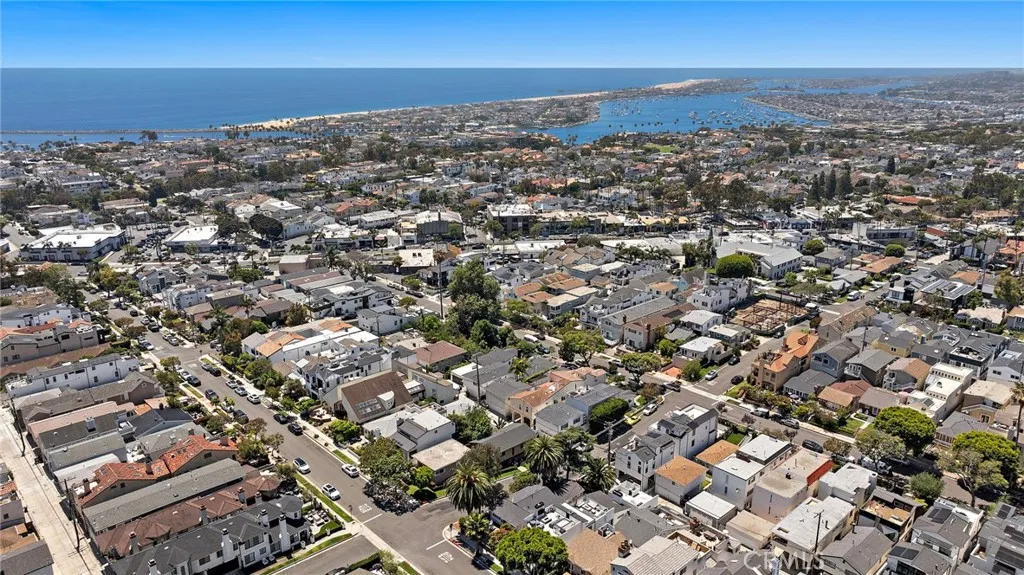 Ocean and Harbor close by