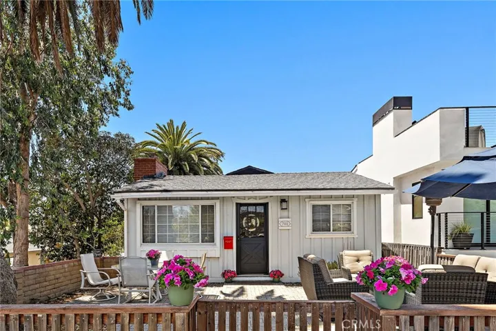 Fenced front patio courtyard to enjoy sunshine and coastal breezes