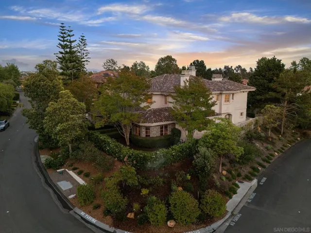 Convenient corner lot location can walk to the club house