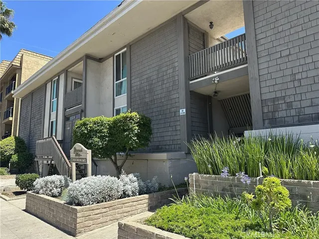 Elmwood Villas condo in desirable Cal Heights / Bixby Knolls pocket.