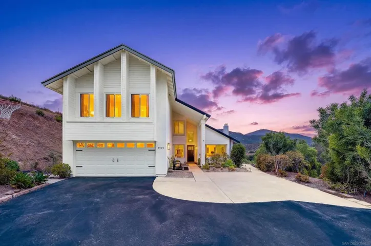 https://zimg.paragon.ice.com/ParagonImages/Property/PA/SDMLS/260012511/1/3072/2304/56dedb2a18b650a93a5f8e7600816fde/3/2a155cd9843bdc9e75605bc5b85e911c/260012511-68306bf7-428c-4fd2-826b-62c0bd979a89.JPG
