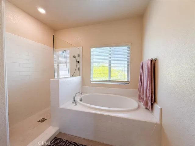 Upstairs Grand Tub / Shower