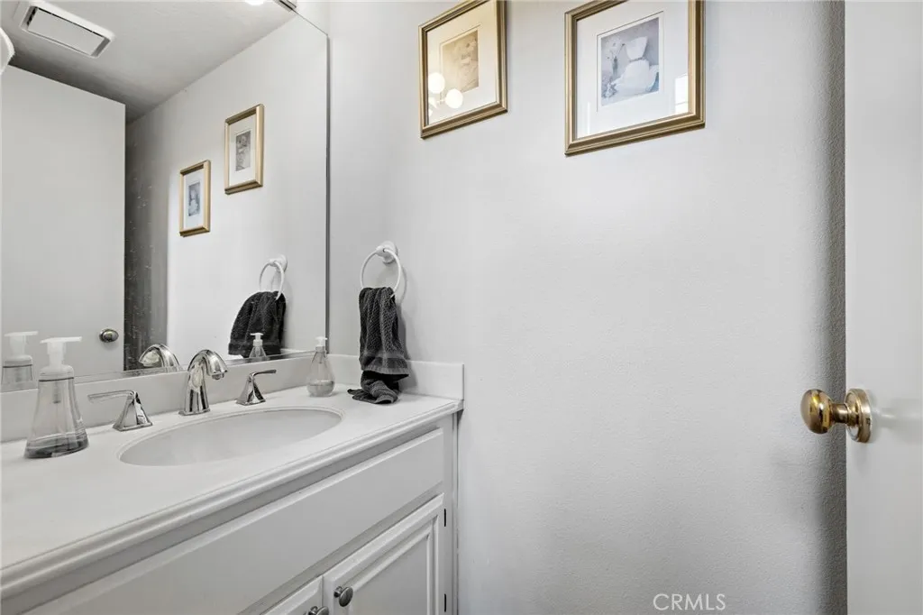 Downstairs 1/2 bathroom