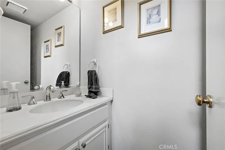 Downstairs 1/2 bathroom
