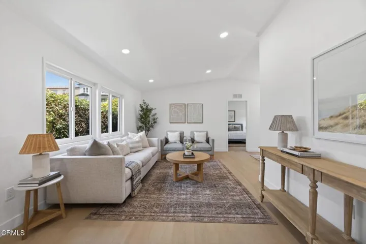 7-web-or-mls-Upmarket Media-397Hupa007