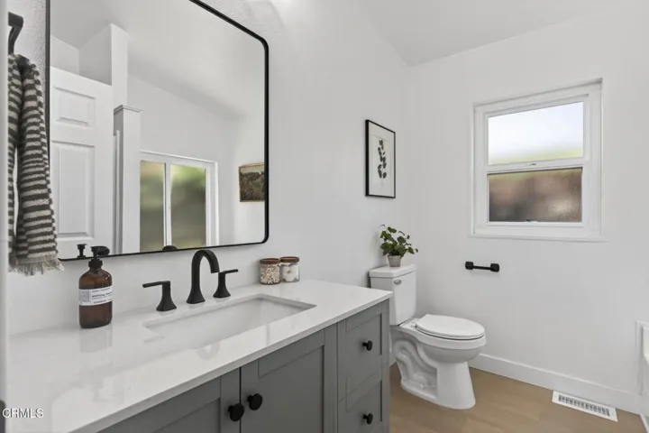 21-web-or-mls-Upmarket Media-397Hupa051