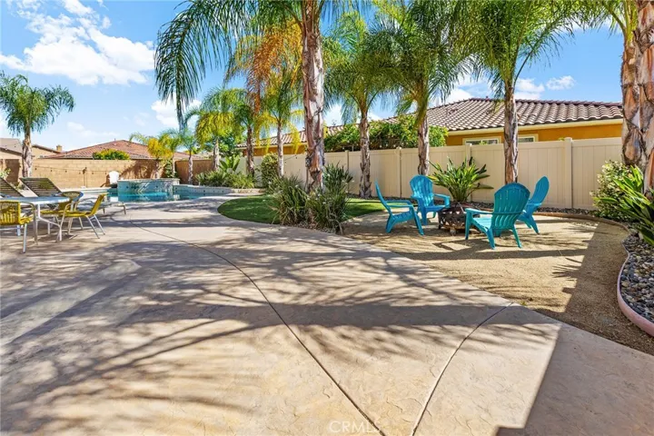great entertaining yard!