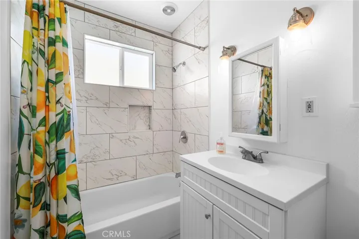 Full Bathroom #1