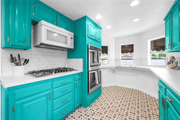 Kitchen with Breakfast Counter