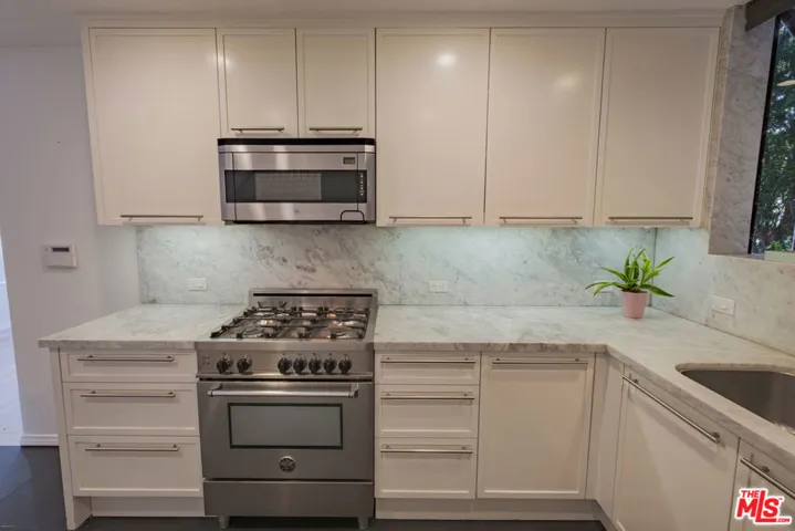 9033 Vista Grande Street 3, West Hollywood, California 90069