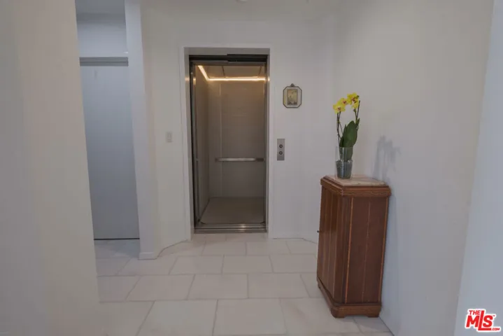 9033 Vista Grande Street 3, West Hollywood, California 90069