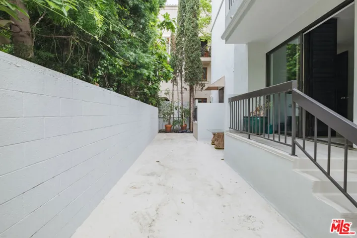 9033 Vista Grande Street 3, West Hollywood, California 90069