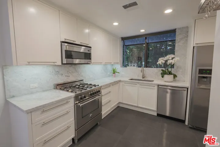 9033 Vista Grande Street 3, West Hollywood, California 90069
