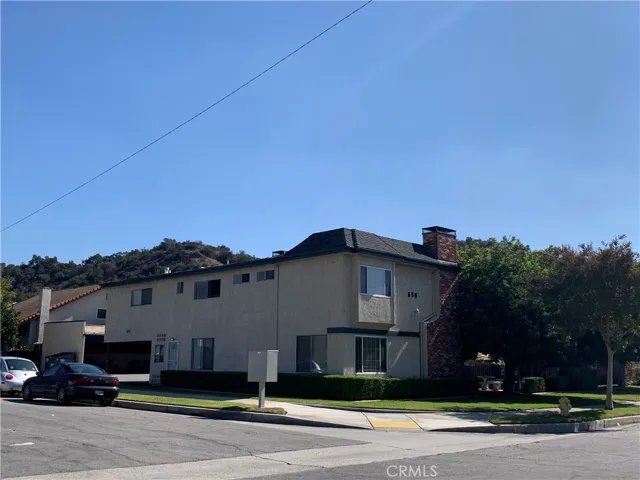 Corner lot with coined laundry