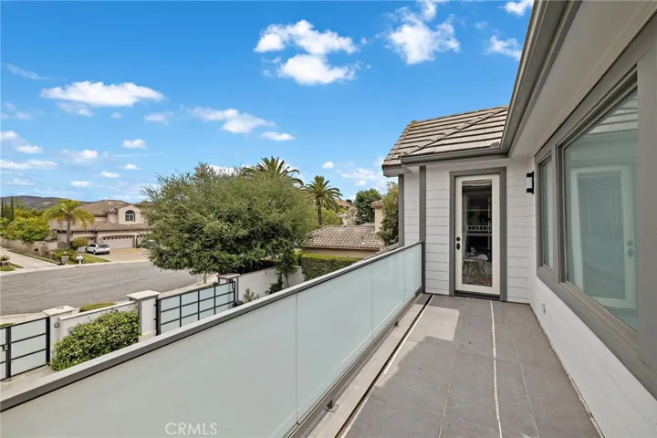 Front Balcony landing between bedrooms