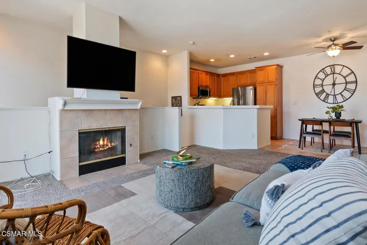 2438 Kipana Living Room 3