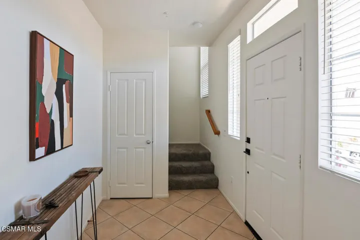 2438 Kipana Foyer
