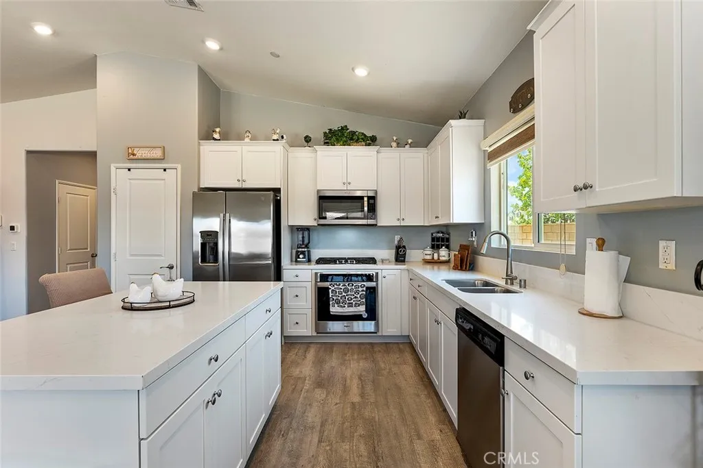 Quartz Counter-tops & Island for meals & laughs!