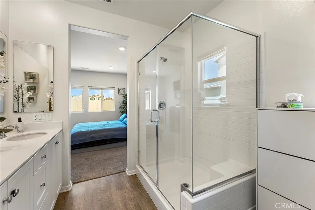 Spacious shower w/ bench seat.