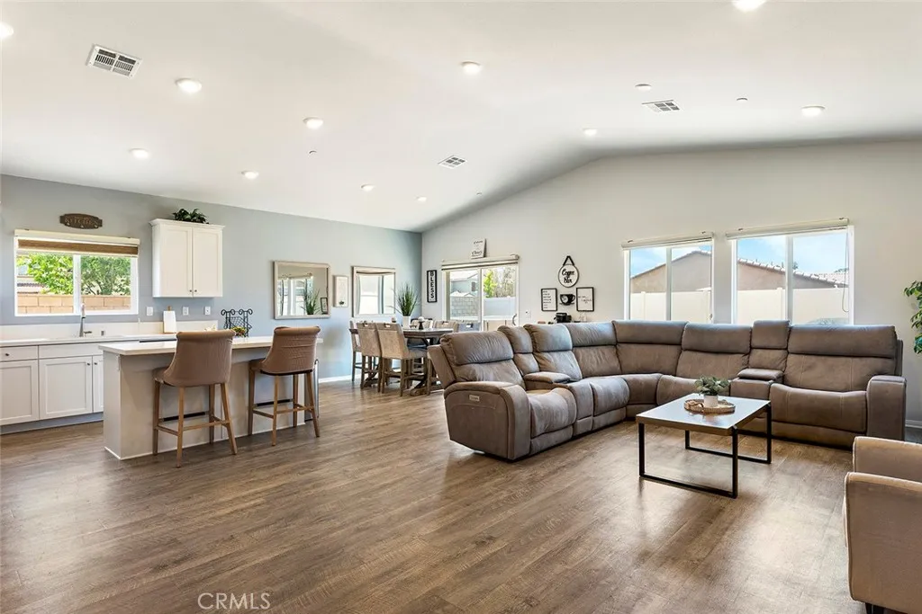 Open Concept Living & Vaulted Ceilings