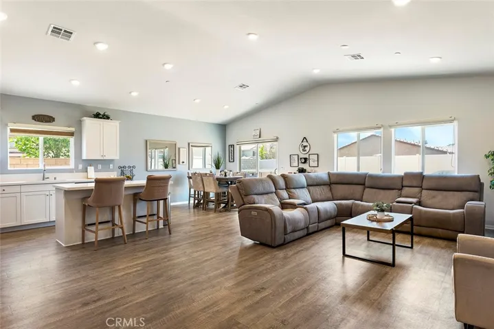 Open Concept Living & Vaulted Ceilings