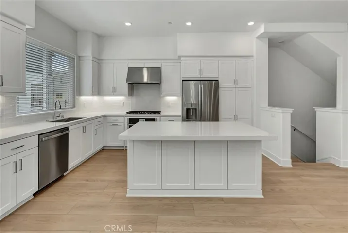 BEAUTIFUL backsplash to ceiling - solid behind stove for easy clean-up