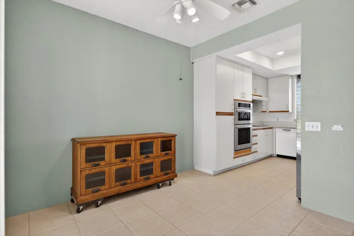 Breakfast area to kitchen