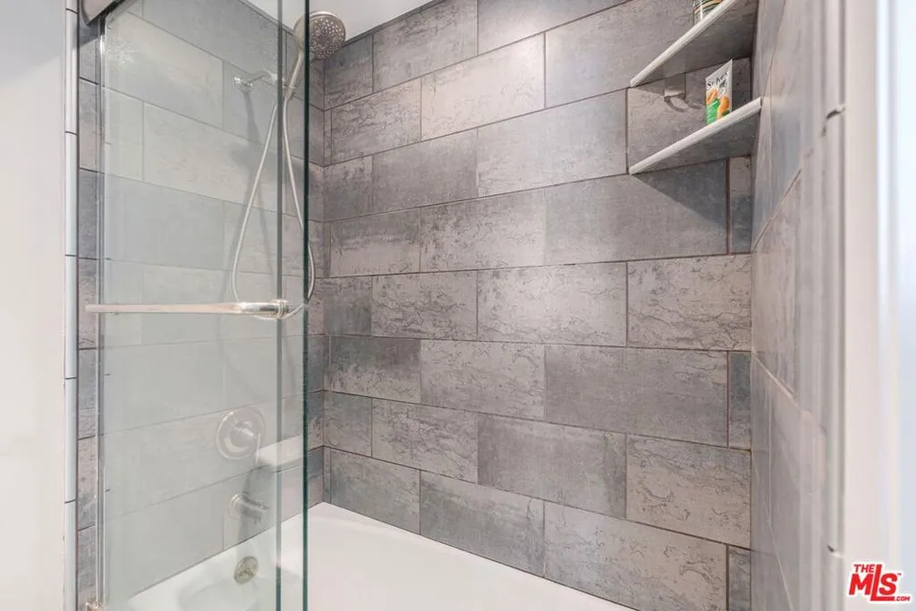 Primary Bathroom Tub/shower