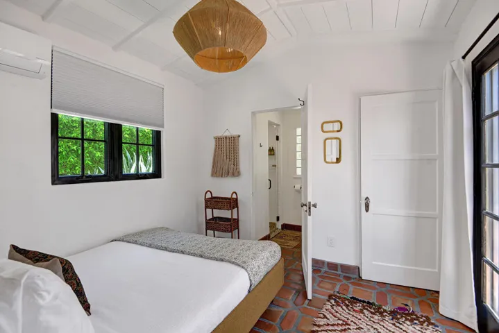 MIDDLE GUEST BEDROOM IN MLS