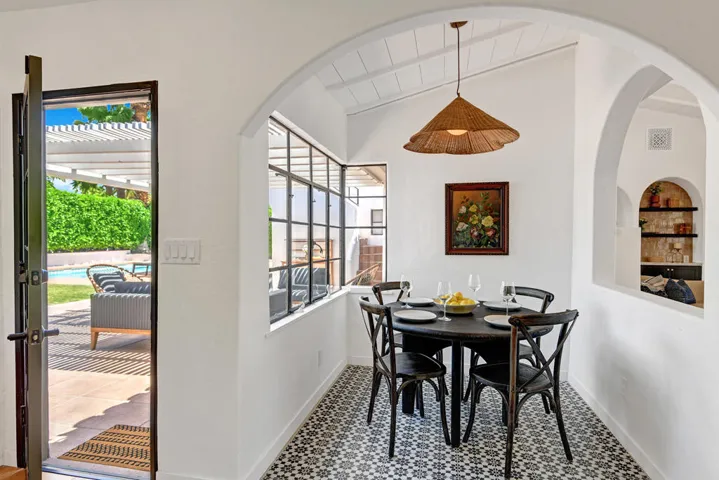 BREAKFAST NOOK TO POOL YARD MLS