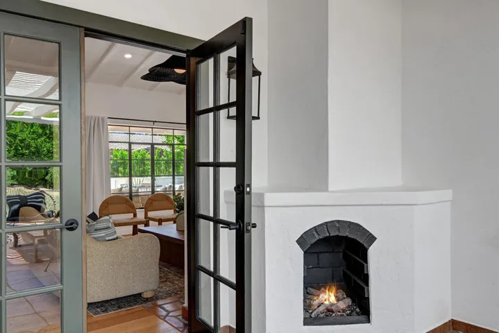 BACK PATIO FIREPLACE TO LIVING MLS - Cop