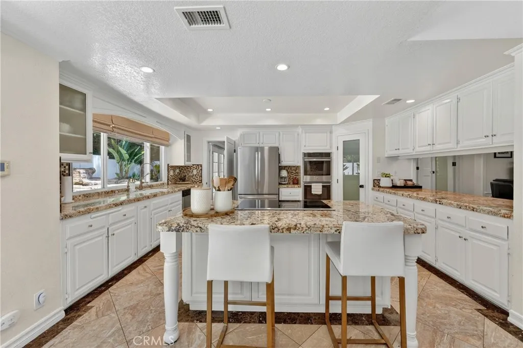 Light and bright kitchen