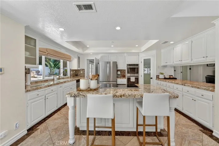Light and bright kitchen