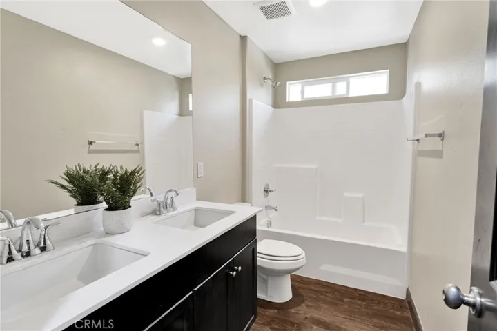 Upstairs Full Bathroom