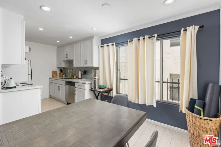 12801 Moorpark Street 206, Studio City, California 91604