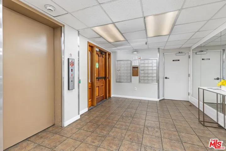 12801 Moorpark Street 206, Studio City, California 91604