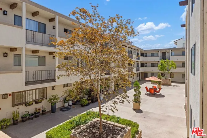 12801 Moorpark Street 206, Studio City, California 91604