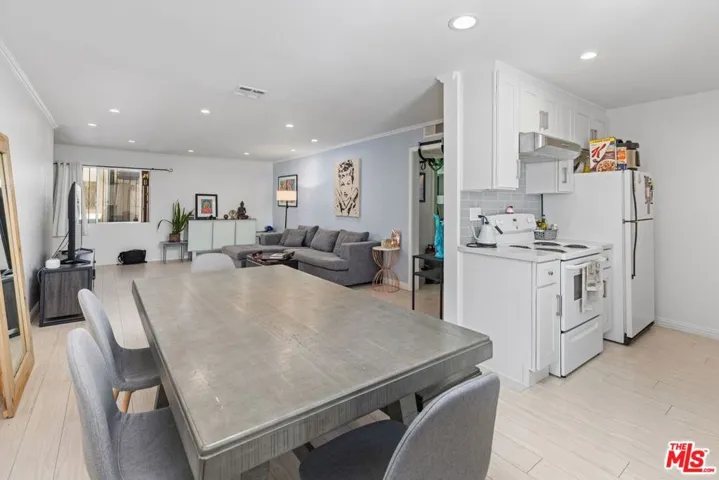 12801 Moorpark Street 206, Studio City, California 91604