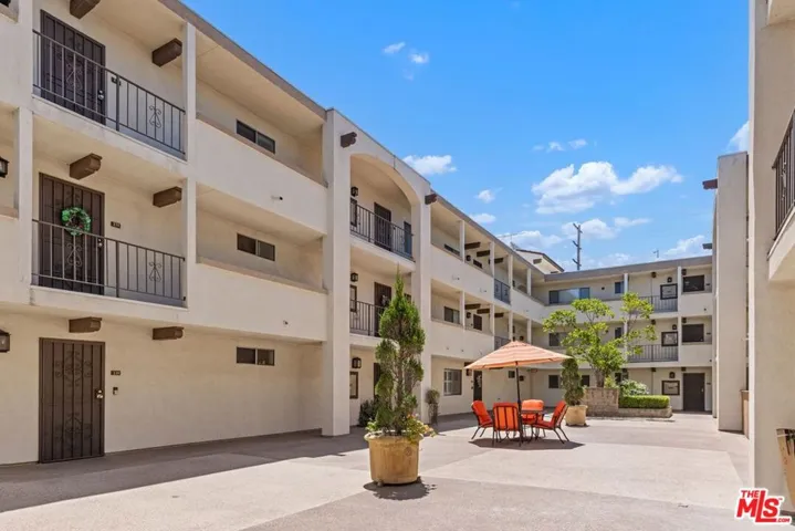 12801 Moorpark Street 206, Studio City, California 91604