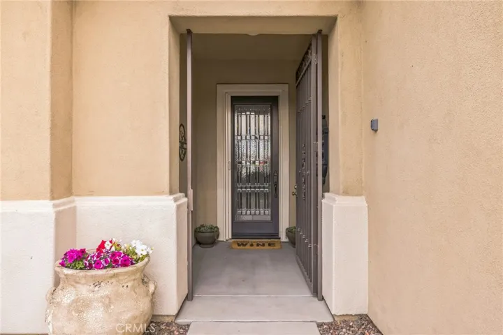 Beautiful leaded glass front door welcomes you into the home.  There's a retractable screen door as well.
