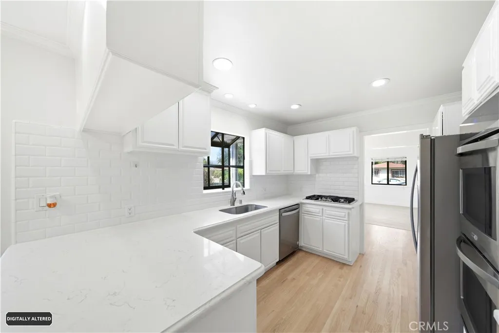 Kitchen w/ Breakfast Nook
